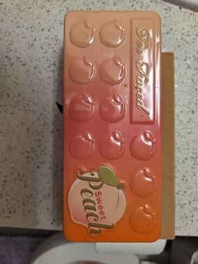 Too Faced Sweet Peach Gradient Tin - Peach / Coral